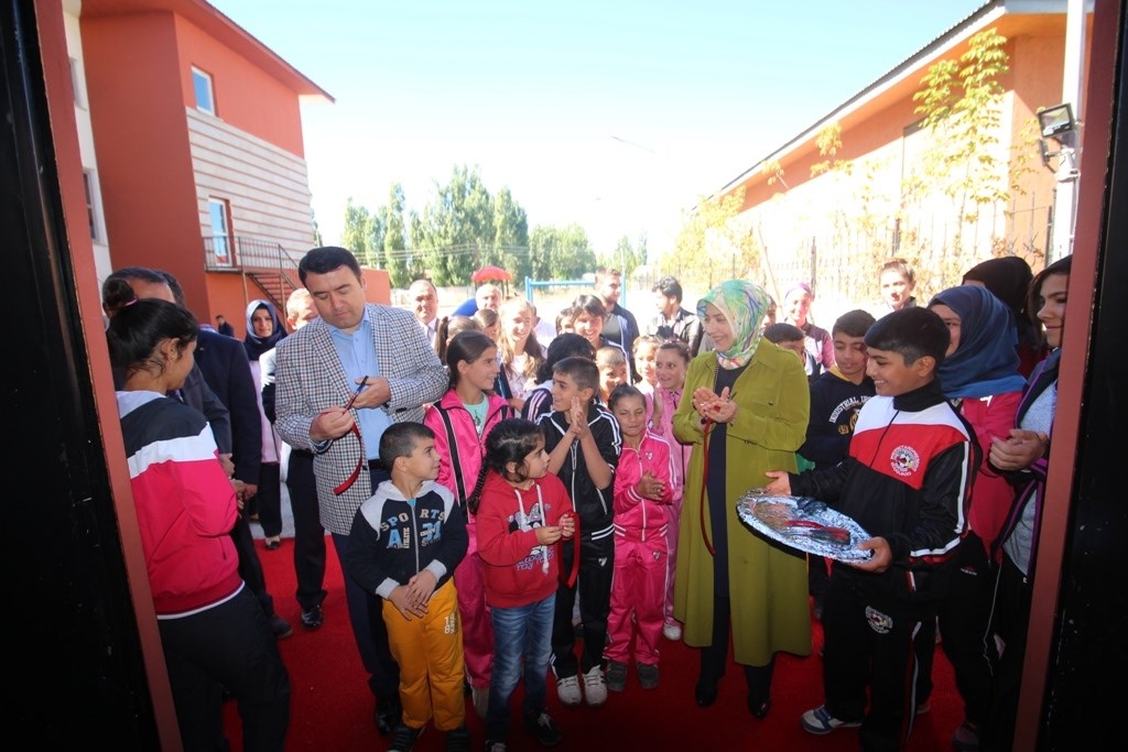 sevgi evleri ndeki cocuklar icin spor salonu acildi
