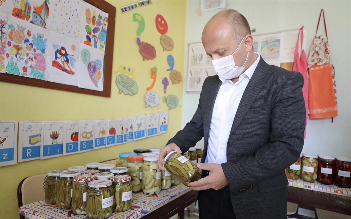 vali dr osman varol tutak ilcemizdeki daglica koyu ilkogretim okulunu ziyaret etti